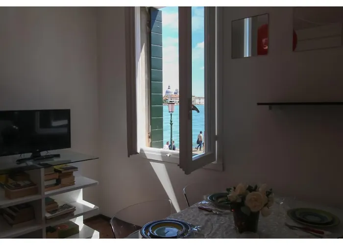 Canal-view, In Appartement